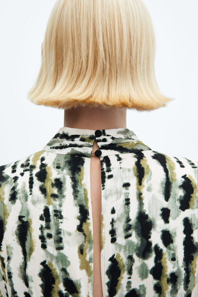 Robe midi multicolore de MANGO, avec un imprimé abstrait dans les tons de vert et noir.