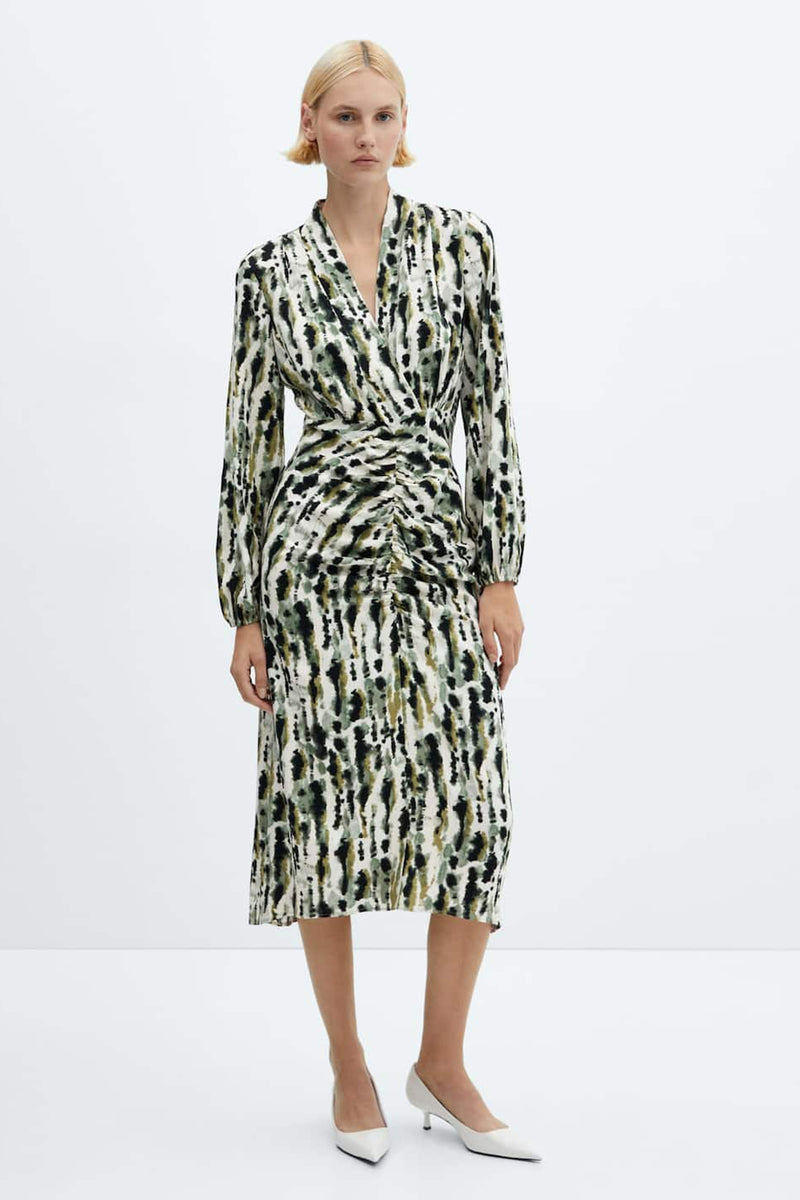 Robe midi multicolore de MANGO, imprimé tie-dye noir, vert et blanc, avec une coupe cache-cœur.