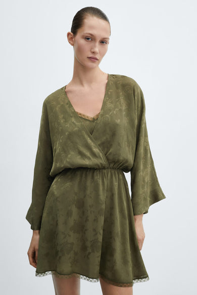 Robe verte à manches longues de MANGO, avec un motif floral ton sur ton et une bordure en dentelle.
