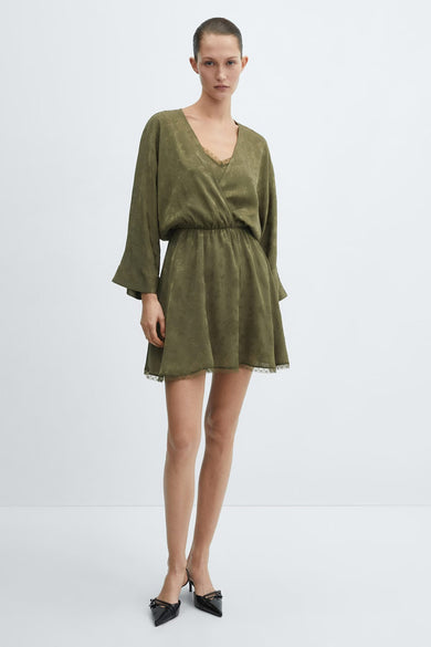Robe verte à manches longues de MANGO, avec décolleté en V et ourlet en dentelle.