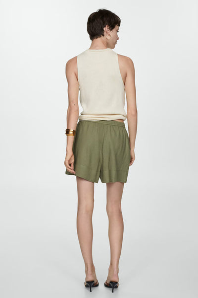 Short kaki, par MANGO, avec une taille élastique et des détails de couture.