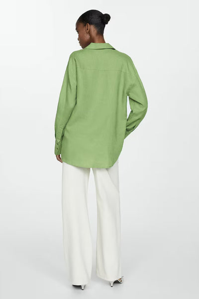 Chemise à manches longues vert de MANGO, avec une coupe ample et des détails de poignets boutonnés.