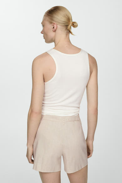 Short beige de MANGO, porté avec un débardeur blanc, vue de dos.