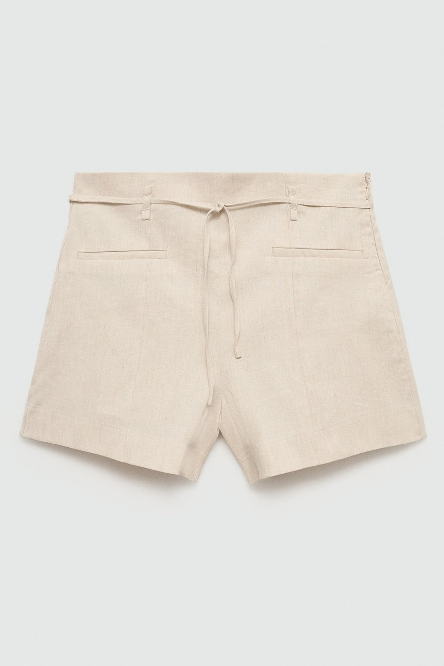 Korte beige short van MANGO, met trekkoord in de taille en paspelzakken achter.