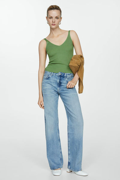 Débardeur vert de MANGO, côtelé, porté avec un jean bleu clair et une veste marron.