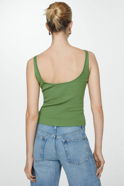 Débardeur vert de MANGO, coupe près du corps, porté avec un jean taille haute, vue de dos.
