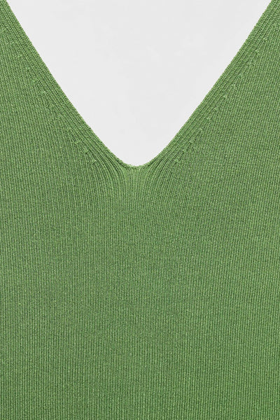 Débardeur vert de MANGO en tricot côtelé, avec encolure en V et texture fine.
