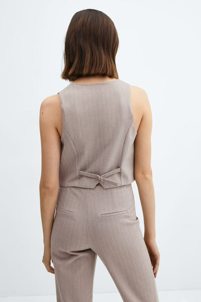 Blazer marron à fines rayures de MANGO, avec une ceinture réglable dans le dos et une coupe sans manches.