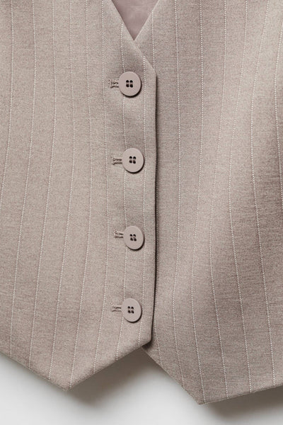 Blazer marron à rayures by MANGO avec fermeture boutonnée et texture subtile.