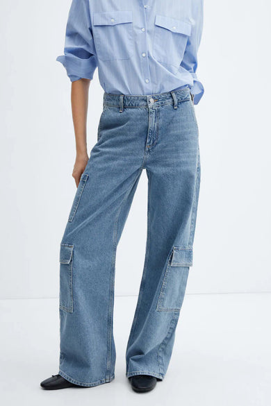 Jean droit CARGO en denim clair de MANGO, avec poches cargo et porté avec une chemise bleue.
