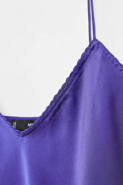 Top bleu à fines bretelles de MANGO, avec bordure festonnée.