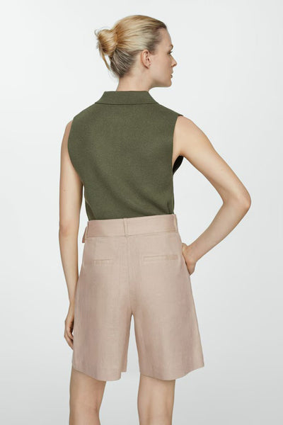 Short beige de MANGO, avec ceinture assortie et poches arrière passepoilées.