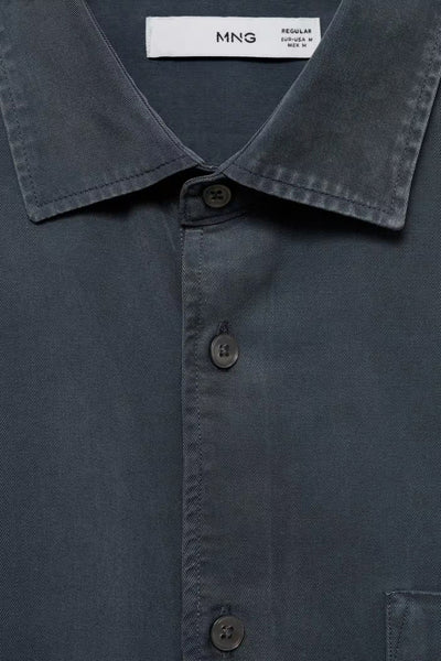 Blauw overhemd met korte mouwen van MANGO, met knoopsluiting en klassieke kraag.
