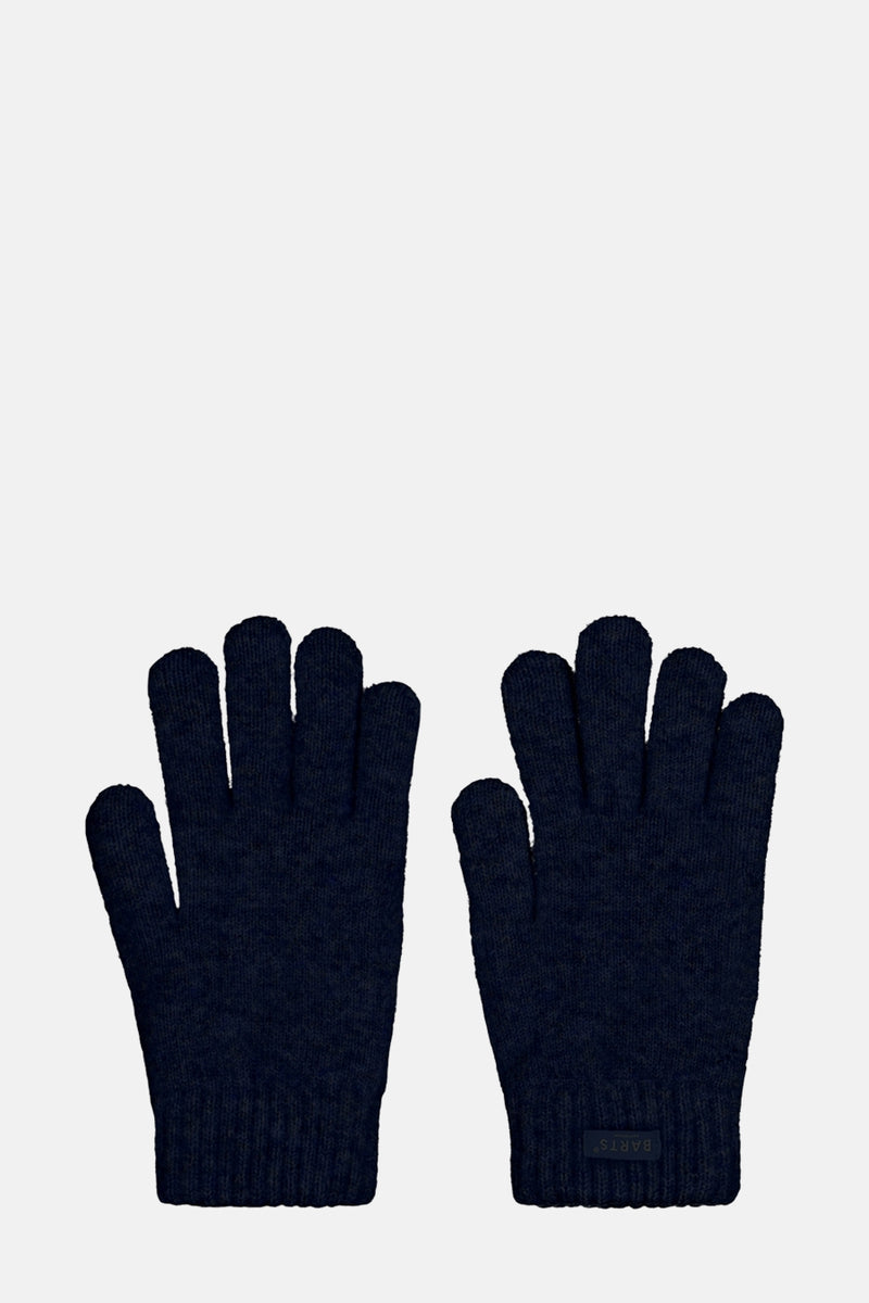 Blauwe gebreide handschoenen van BARTS, gedragen met een bijpassende blauwe muts en een beige gewatteerde jas.