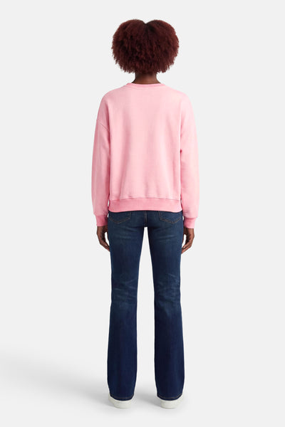 Terra di Siena sweatshirt gedragen met een blauwe spijkerbroek, van achteren gezien.
