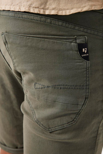 Short en jean kaki de Garcia, avec poche arrière distinctive et étiquette de marque visible.
