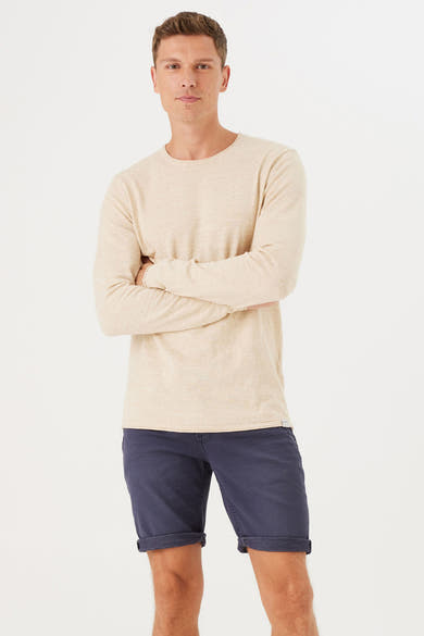 Short denim bleu de GARCIA, porté avec un t-shirt beige à manches longues, en vue de face.