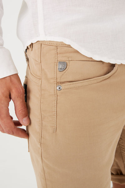 Short denim beige de GARCIA, avec une petite poche sur le devant et un bouton griffé.