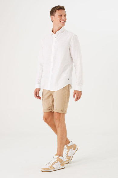 Short denim beige de GARCIA, porté avec une chemise blanche et des baskets montantes crème.