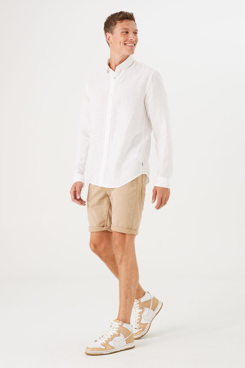 Short denim beige de GARCIA, porté avec une chemise blanche et des baskets montantes crème.