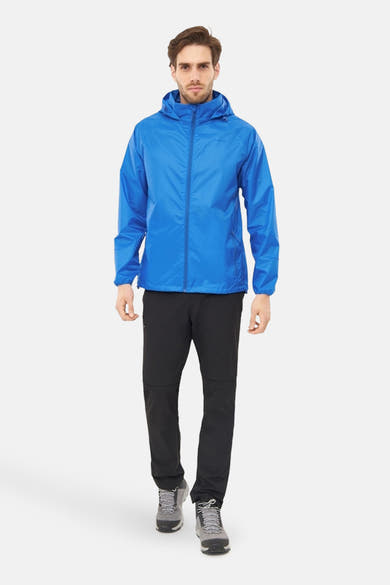 Blauwe VIKING jas, gedragen met een zwarte broek en grijze wandelschoenen.