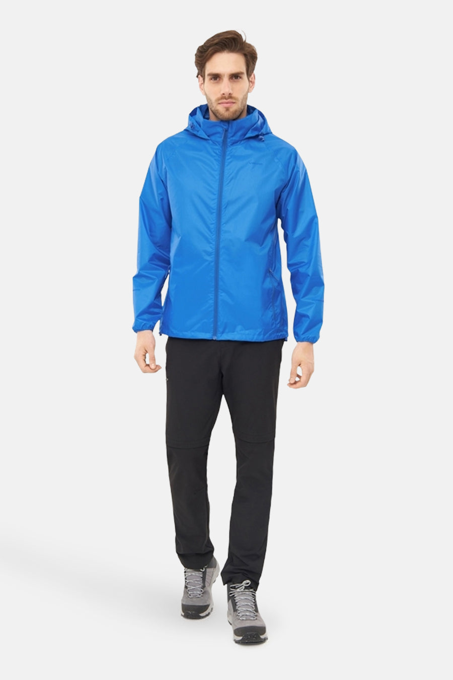 Blauwe VIKING jas, gedragen met een zwarte broek en grijze wandelschoenen.