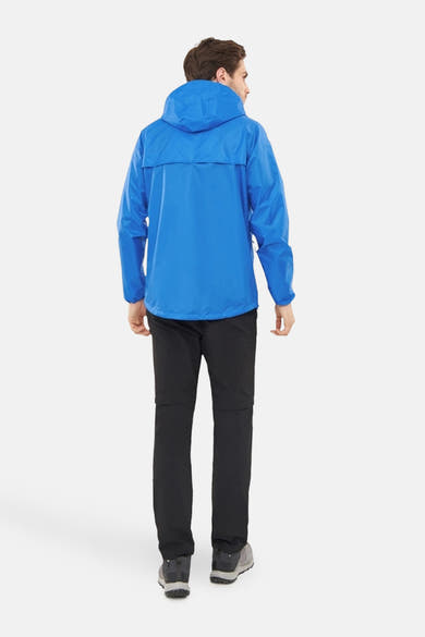 Blauwe VIKING jas, van achteren gezien, gedragen met een zwarte broek en grijze wandelschoenen.