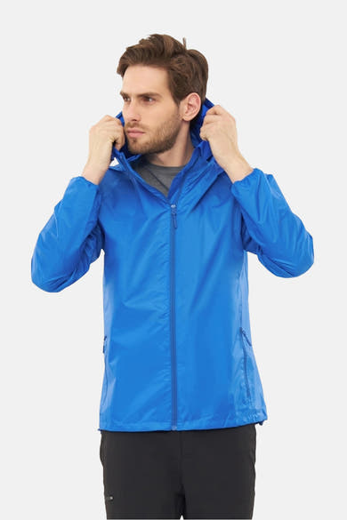 Blauwe VIKING jas, met een aansluitende capuchon en ritssluiting aan de voorkant, gedragen met een zwarte broek.