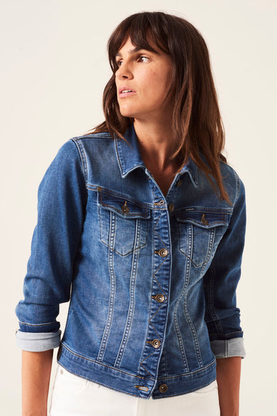 Veste en jean bleu de GARCIA, avec boutons métalliques et poches à rabat sur la poitrine.