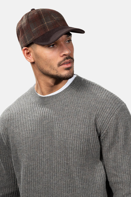 Casquette brune à carreaux BARTS portée par un mannequin