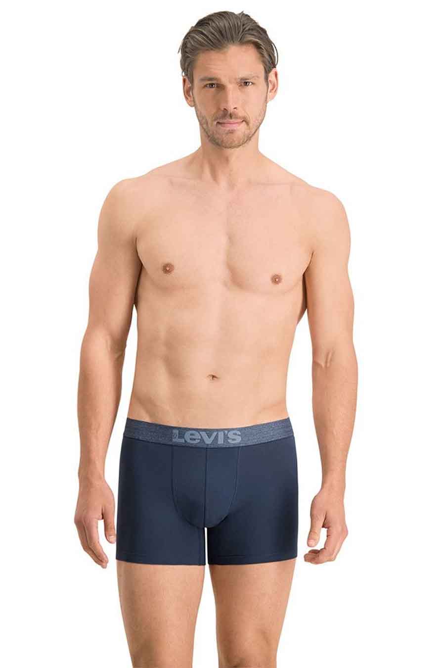 Boxer bleu de Levi's, porté par un homme torse nu.
