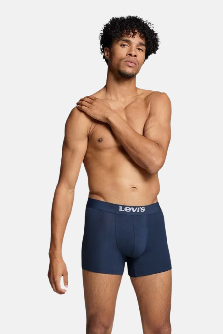Boxer bleu de Levi's, porté par un homme torse nu, sur fond blanc.
