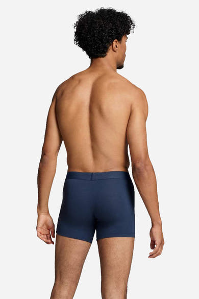 Boxer bleu de Levi's® Accessories, vue arrière, porté par un homme torse nu aux cheveux bouclés.