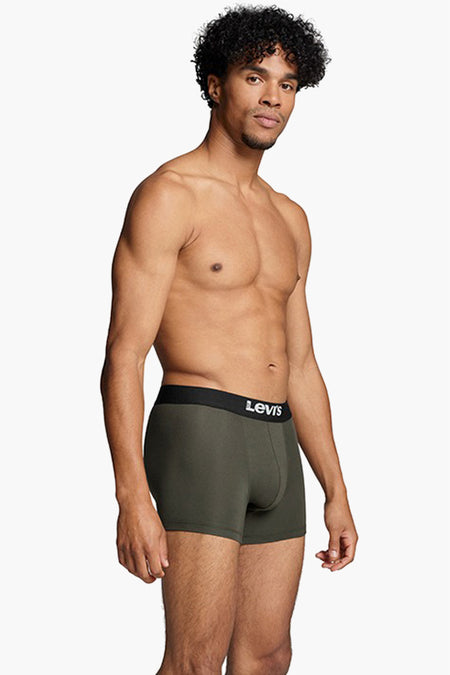 Boxer vert olive de Levi's, avec une ceinture noire à logo, portés par un homme torse nu.
