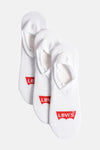 Chaussettes courtes blanches de Levi's, avec logo rouge sur le devant, présentées en ensemble de trois.