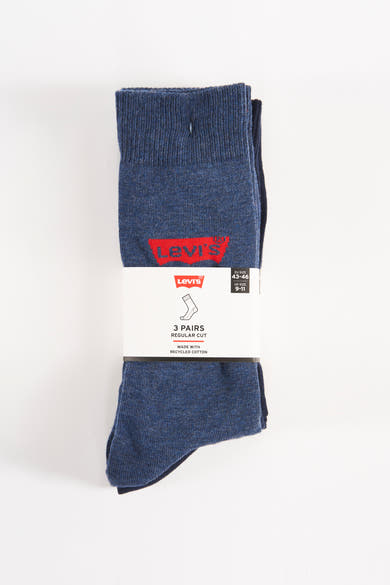 Chaussettes bleues en coton recyclé de Levi's Accessories, présentées pliées avec emballage indiquant la taille.