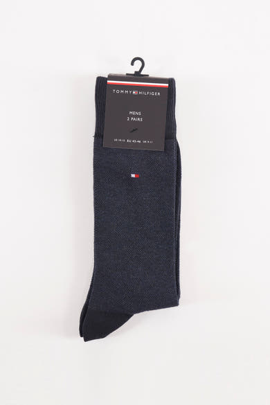Chaussettes bleu marine de Tommy Hilfiger, motif texturé avec le logo emblématique, sur fond blanc.