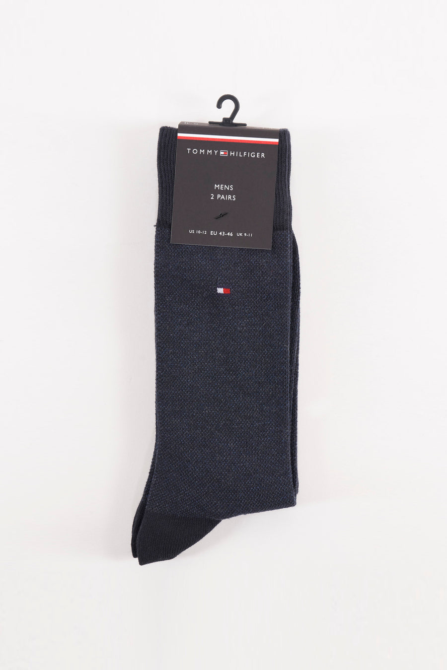 Chaussettes bleu marine de Tommy Hilfiger, motif texturé avec le logo emblématique, sur fond blanc.