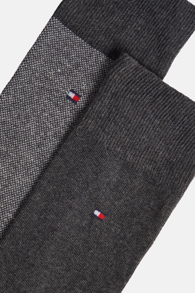 Grijze sokken van TOMMY JEANS, één effen paar en één met een subtiel visgraatpatroon.