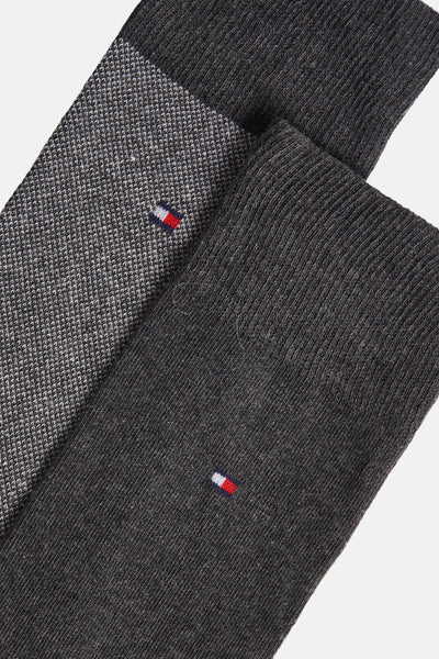 Grijze sokken van TOMMY JEANS, één effen paar en één met een subtiel visgraatpatroon.