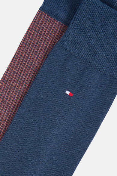 Gros plan sur une chaussette courte bleu marine TOMMY JEANS avec détail rouge et blanc.