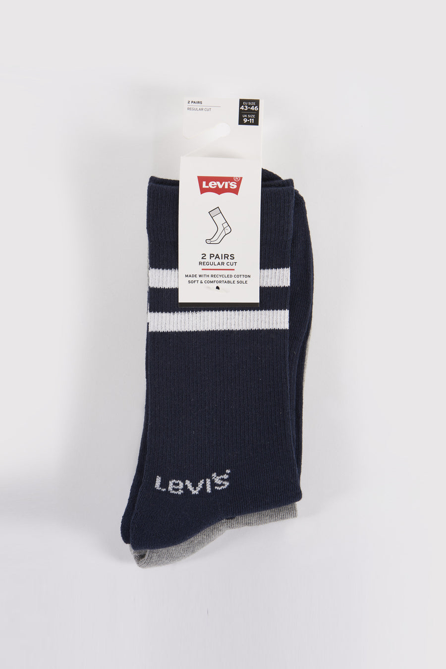 Paar blauwe sokken met witte strepen van Levi's, met merklogo.