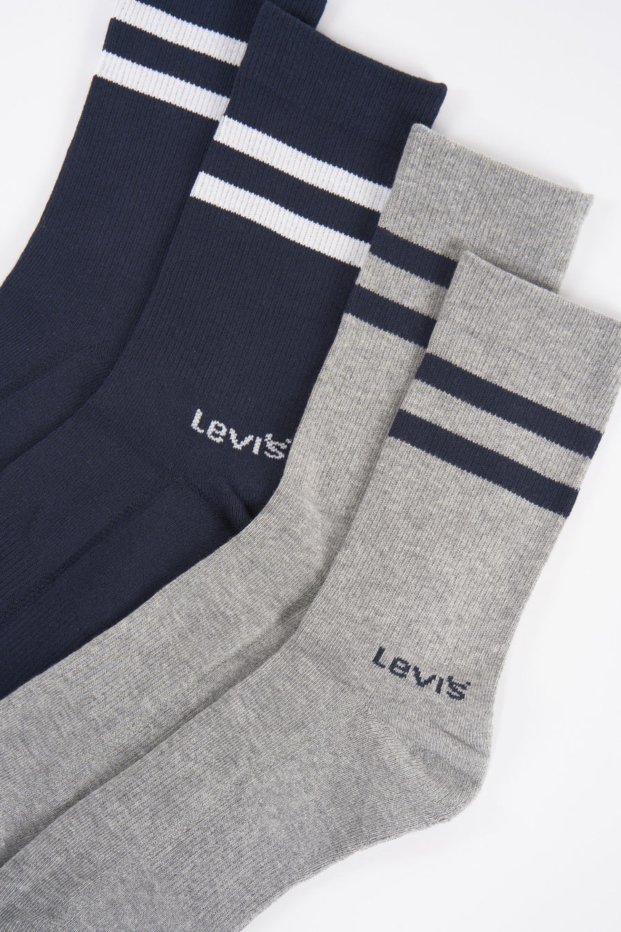 Blauwe en grijze gestreepte sokken van Levi's, close-up.