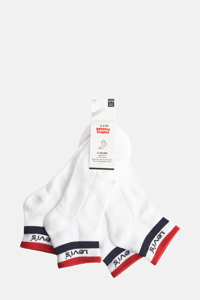 Twee paar witte sokken van Levi's met rood, wit en marineblauw gestreepte randen.