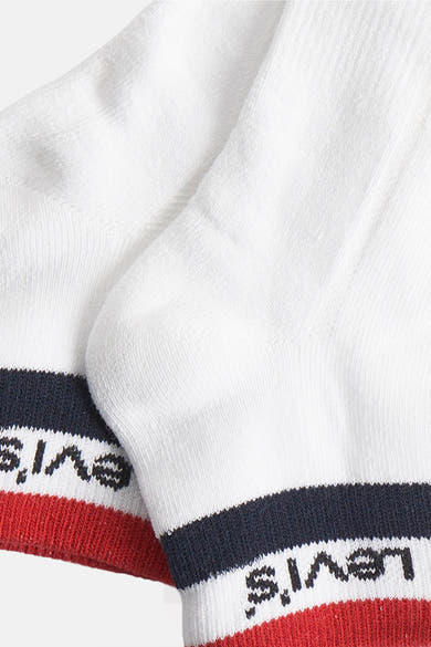 Paar witte sokken van Levi's® Accessories, met marineblauwe en rode strepen aan de bovenrand.