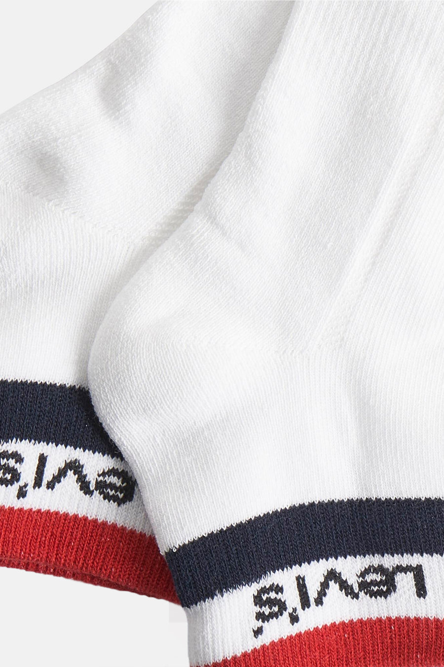 Paar witte sokken van Levi's® Accessories, met marineblauwe en rode strepen aan de bovenrand.