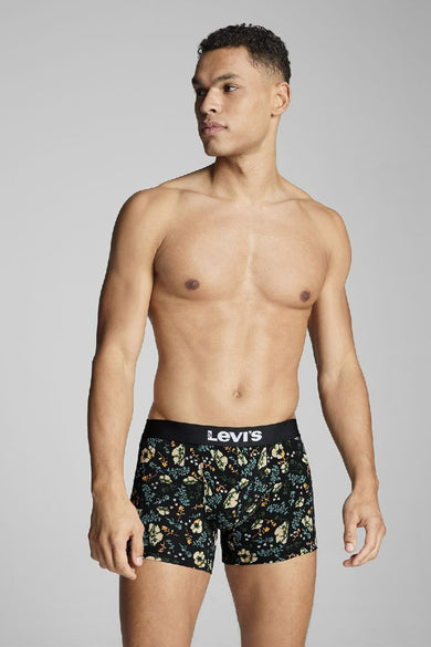 Boxer noir à motifs floraux de Levi's, portés par un homme torse nu.
