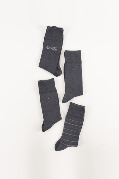 Chaussettes grises de TOMMY JEANS avec logo et motif à rayures horizontales.