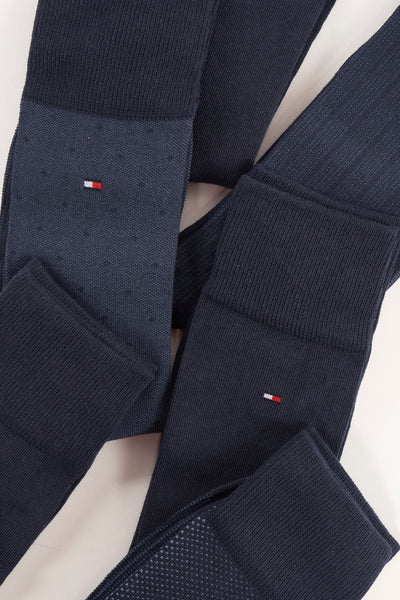 Chaussettes bleu marine de TOMMY JEANS avec un motif à pois discrets et une texture côtelée.