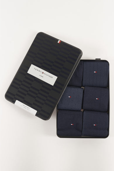 Coffret de chaussettes bleues de Tommy Jeans dans une boîte en métal à rayures, ensemble de six paires.